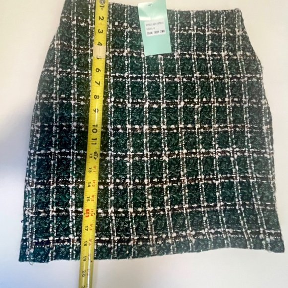 La Cite plaid green skirt. - Picture 2 of 6